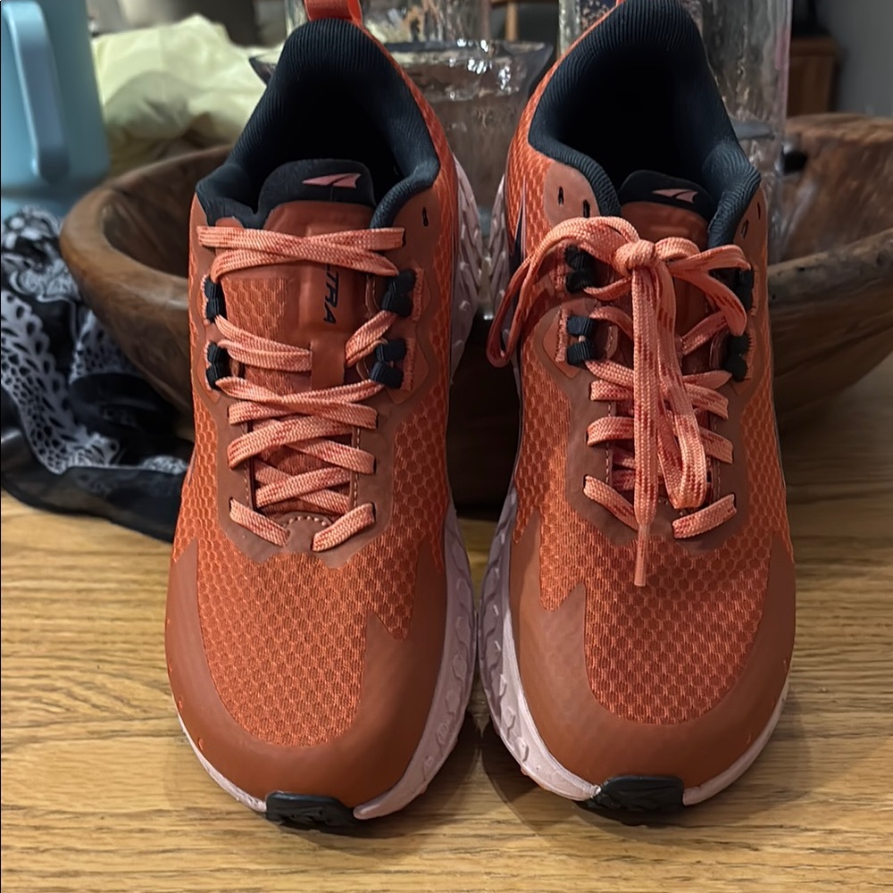 Women’s trail running shoe